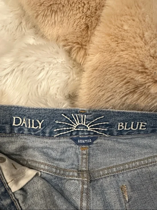 Daily blue jeans - Picture 3 of 3